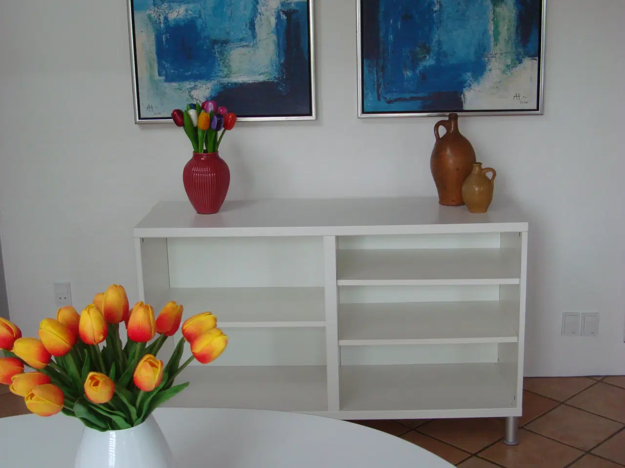 Billede 3 - Hvid Ikea skænk, reol, tv-bænk af mærket Bestå.