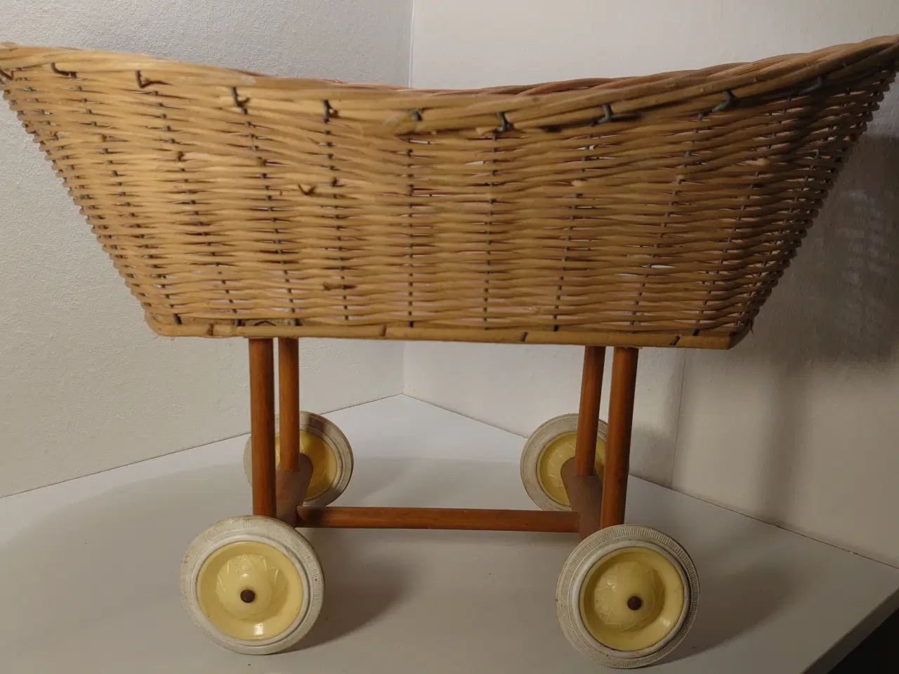 Billede 4 - vintage dukkeseng i rattan(flet) på hjul 