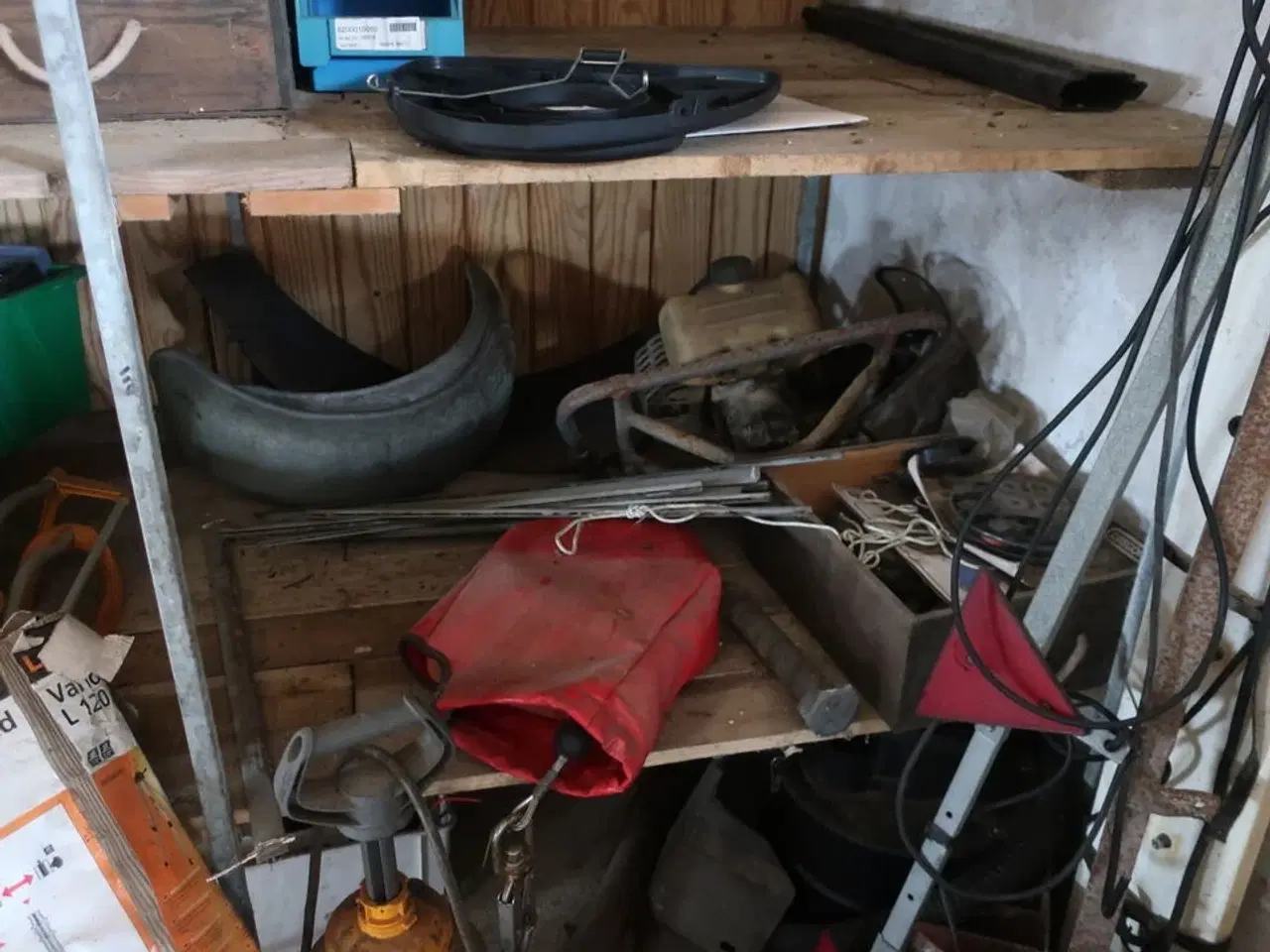 Billede 16 - Reol med div. Reservedele og varelager samt rullevogn med indhold m.m.