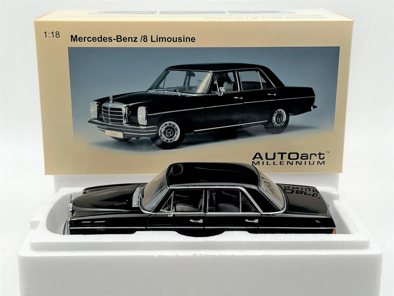 Billede 10 - 1968 Mercedes-Benz 220D /8 AUTOart -  1:18 