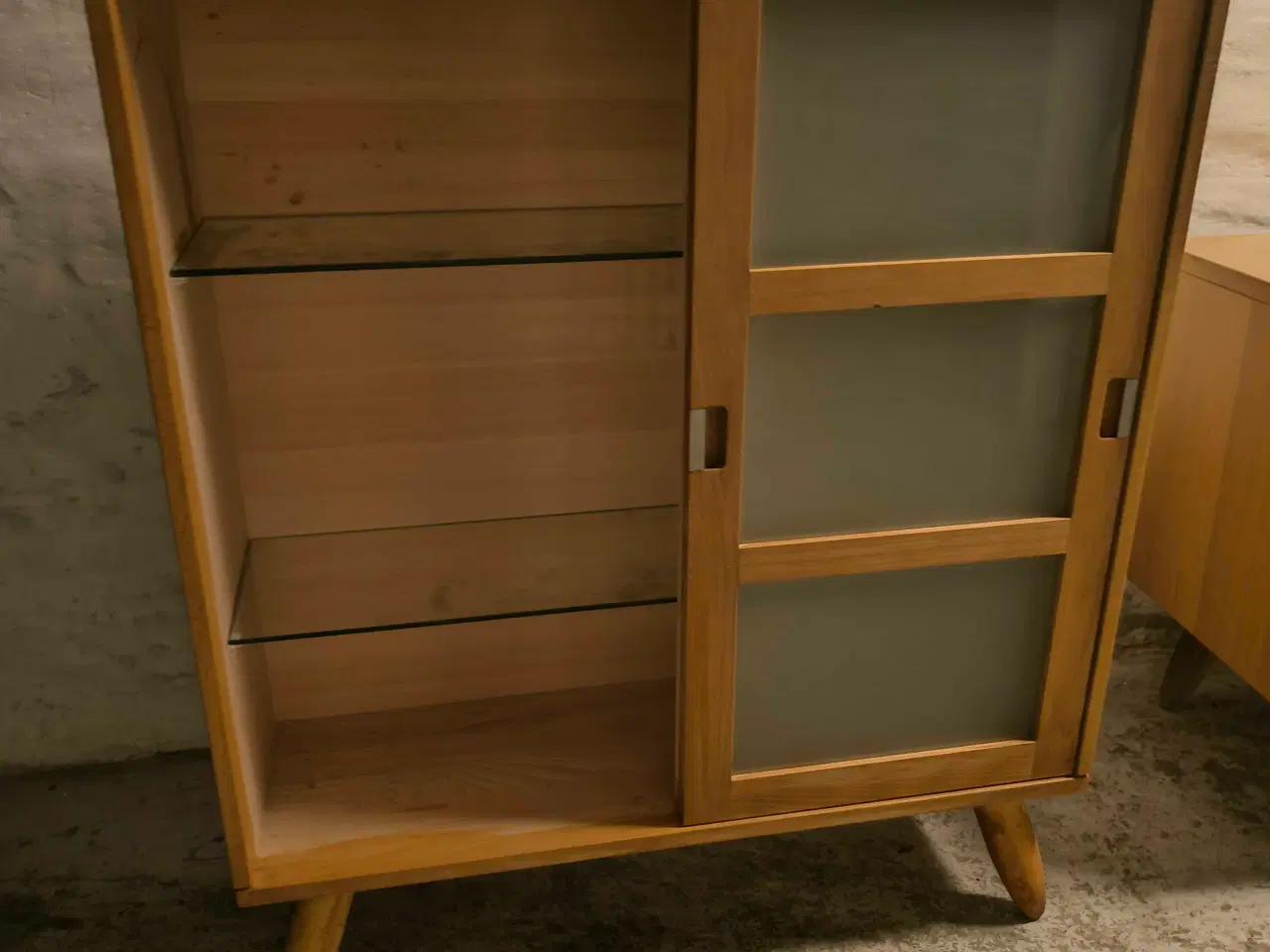 Billede 3 - Smukt vitrineskab med 4 glashylder