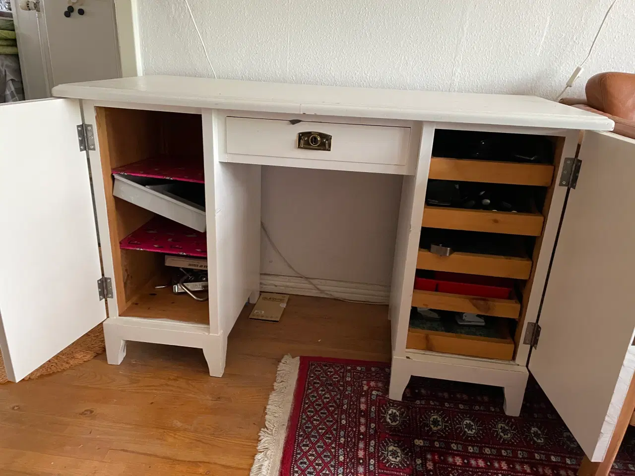Billede 2 - Hvidt træ skrivebord med skuffe