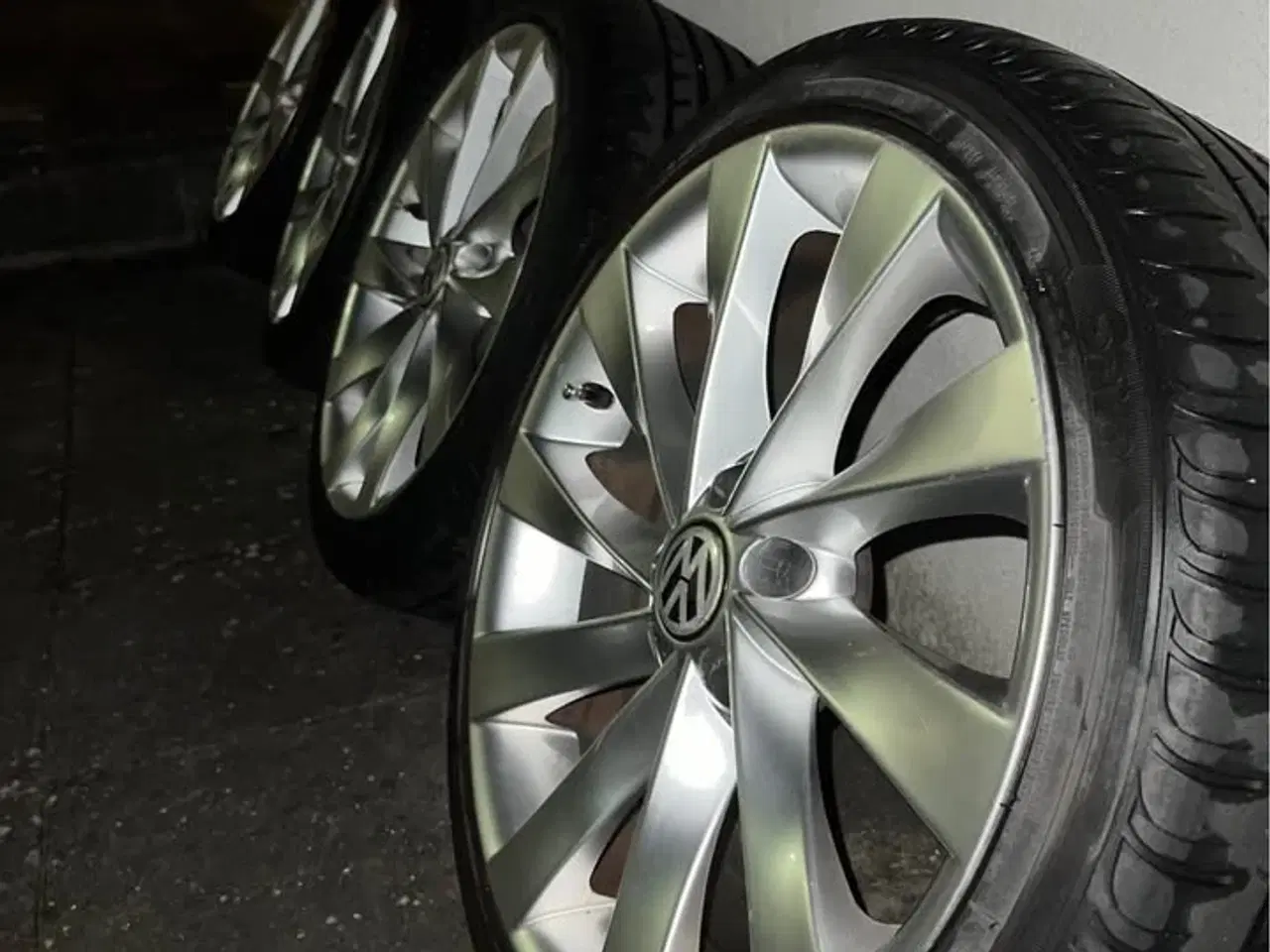 Billede 1 - VW Alufælge med sommerdæk – 18" – Sava Intensa UHP