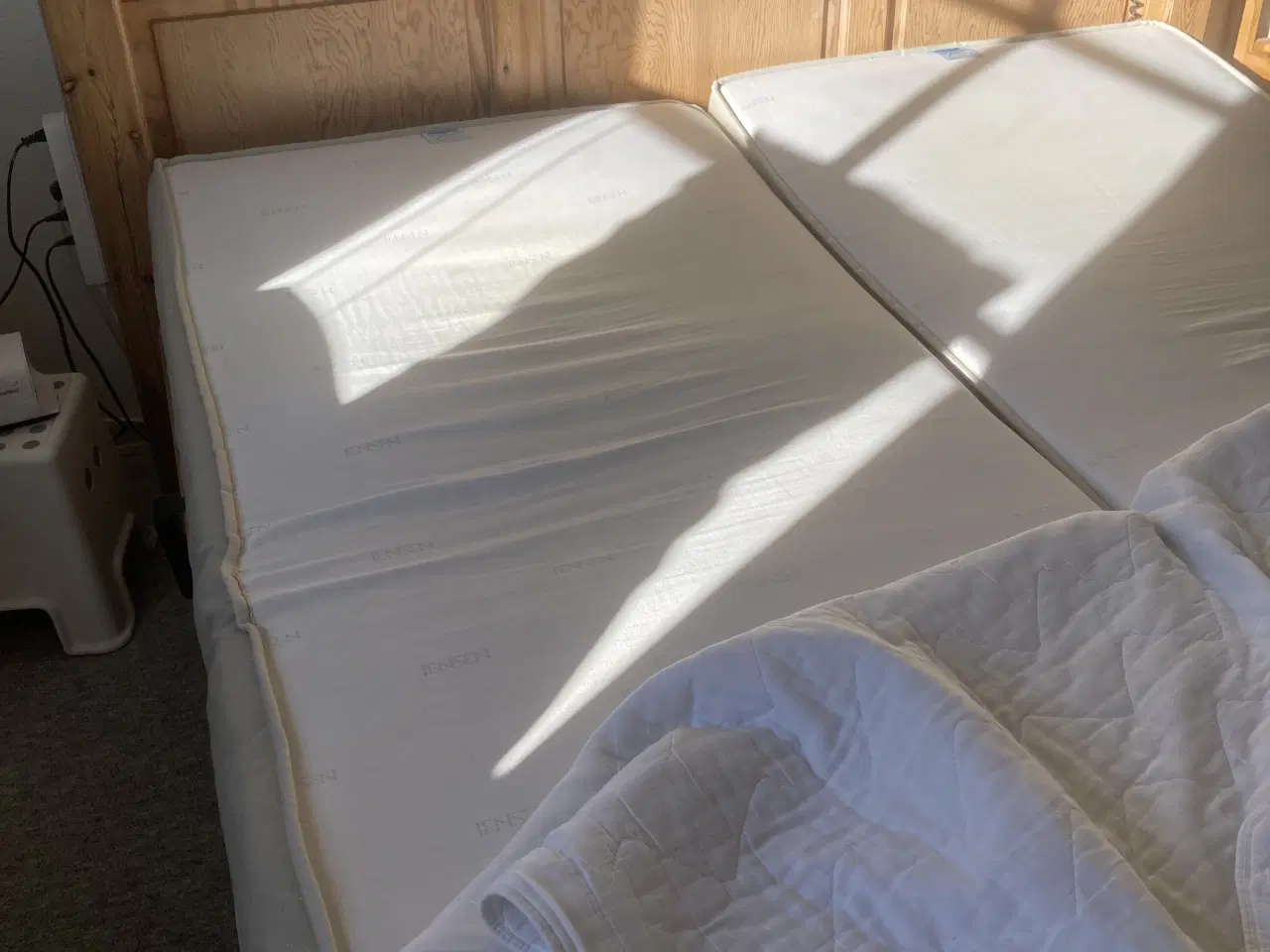 Billede 10 - Dobbeltseng med fyldninger i gavle