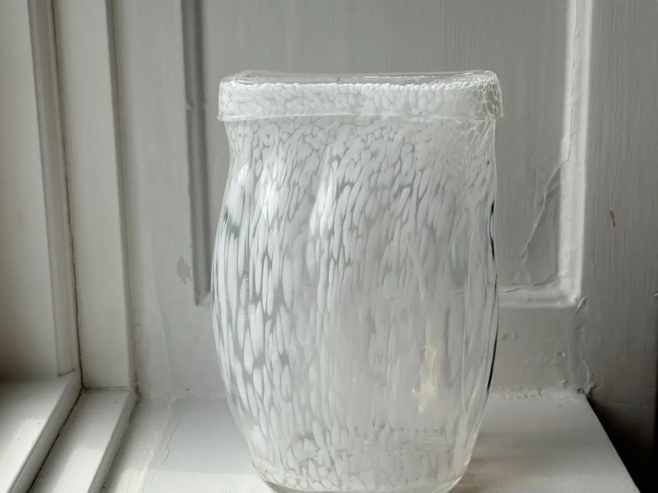 Billede 3 - Flad vase, hvidmeleret glas