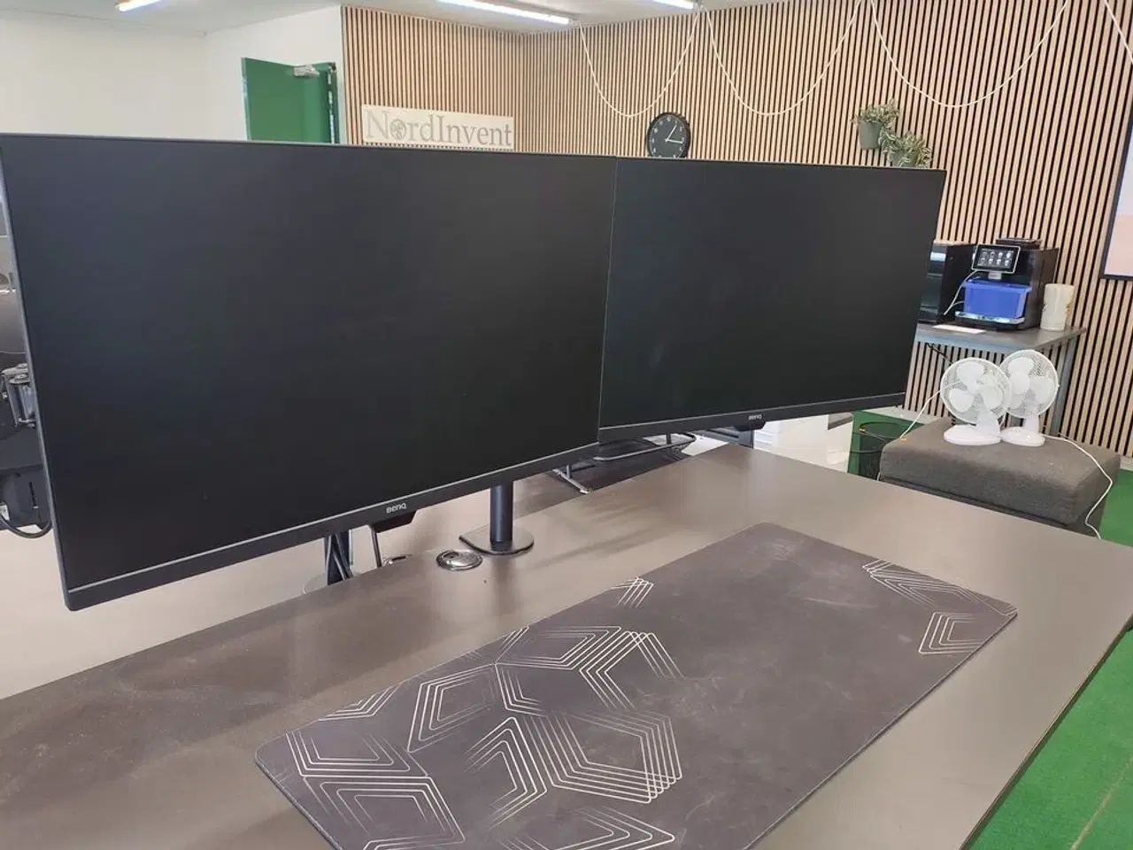 Billede 4 - To Benq skærme på stativ 27"