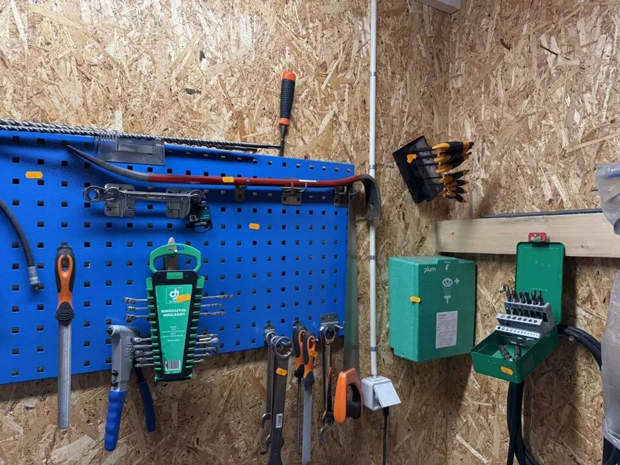 Billede 2 - Værktøjsvæg med diverse værktøj, bor m.m.