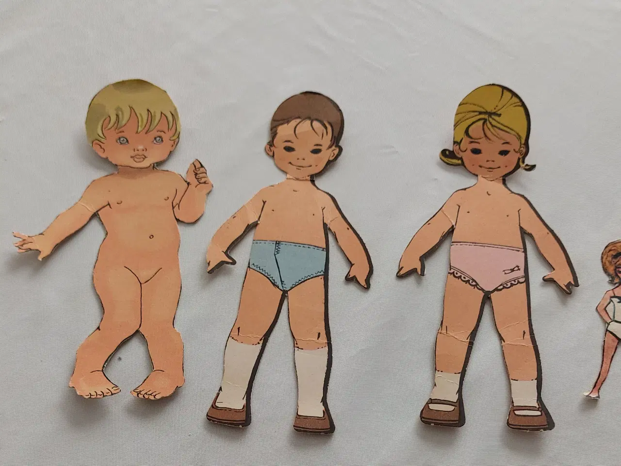 Billede 6 - Gamle påklædningsdukker