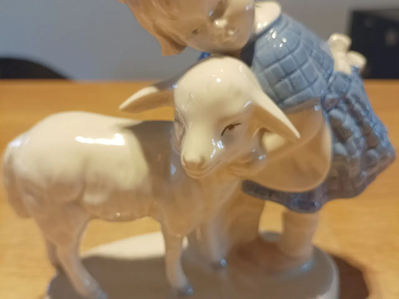 Billede 1 - Pige med får porcelænsfigur