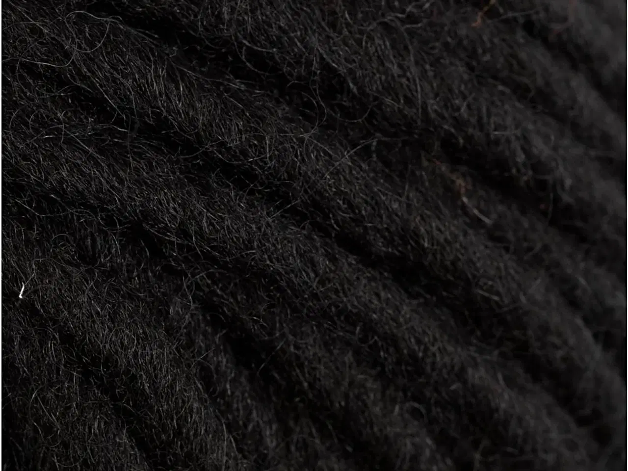 Billede 1 - Sort Uldgarn 50m - Høj Kvalitet til Håndarbejde
