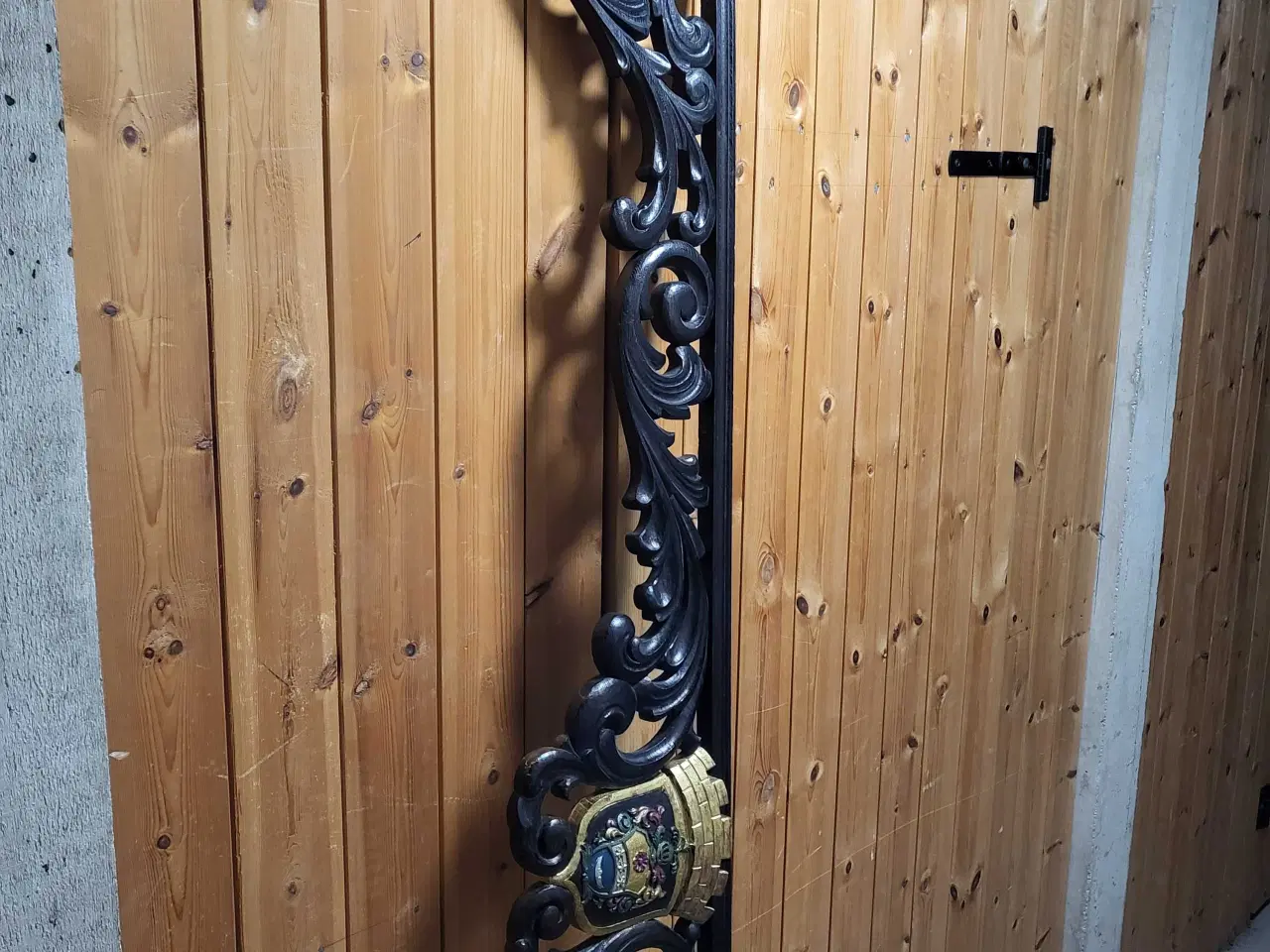 Billede 3 - Udskåren træværk med våbenskjold 