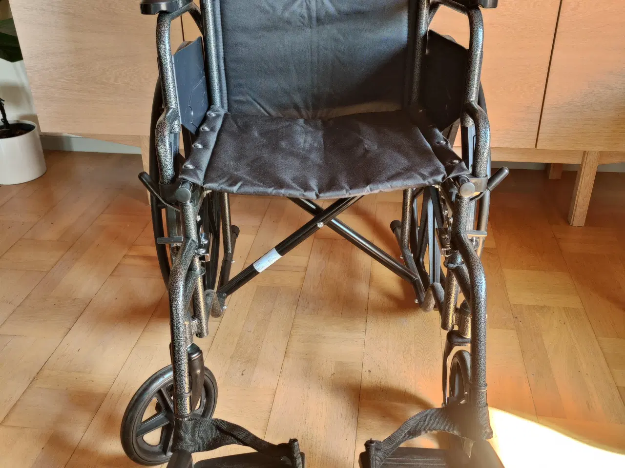 Billede 5 - Næsten ubrugt kørestol