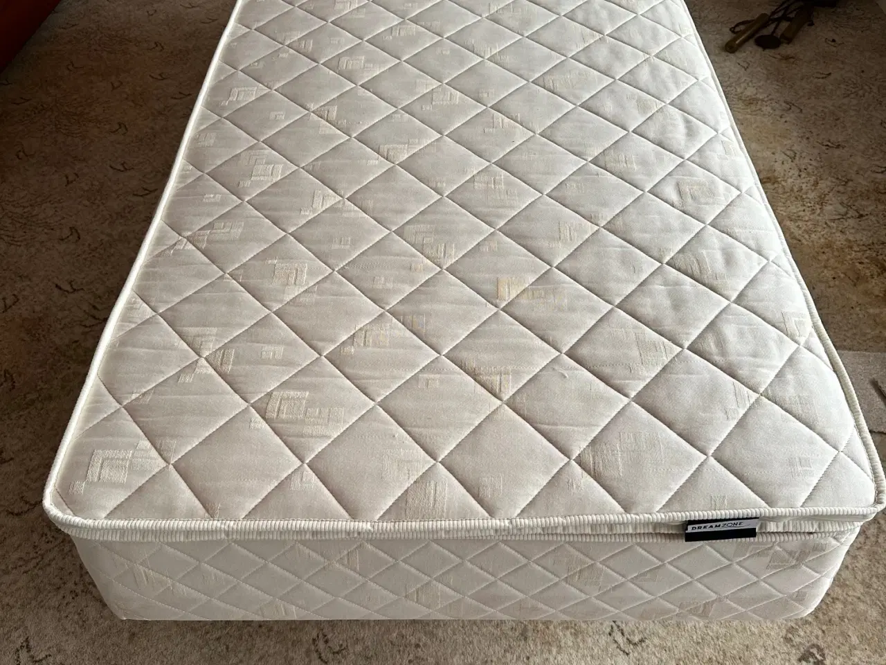 Billede 2 - Enkeltseng 90x200 med topmadras – hvid – pæn stand