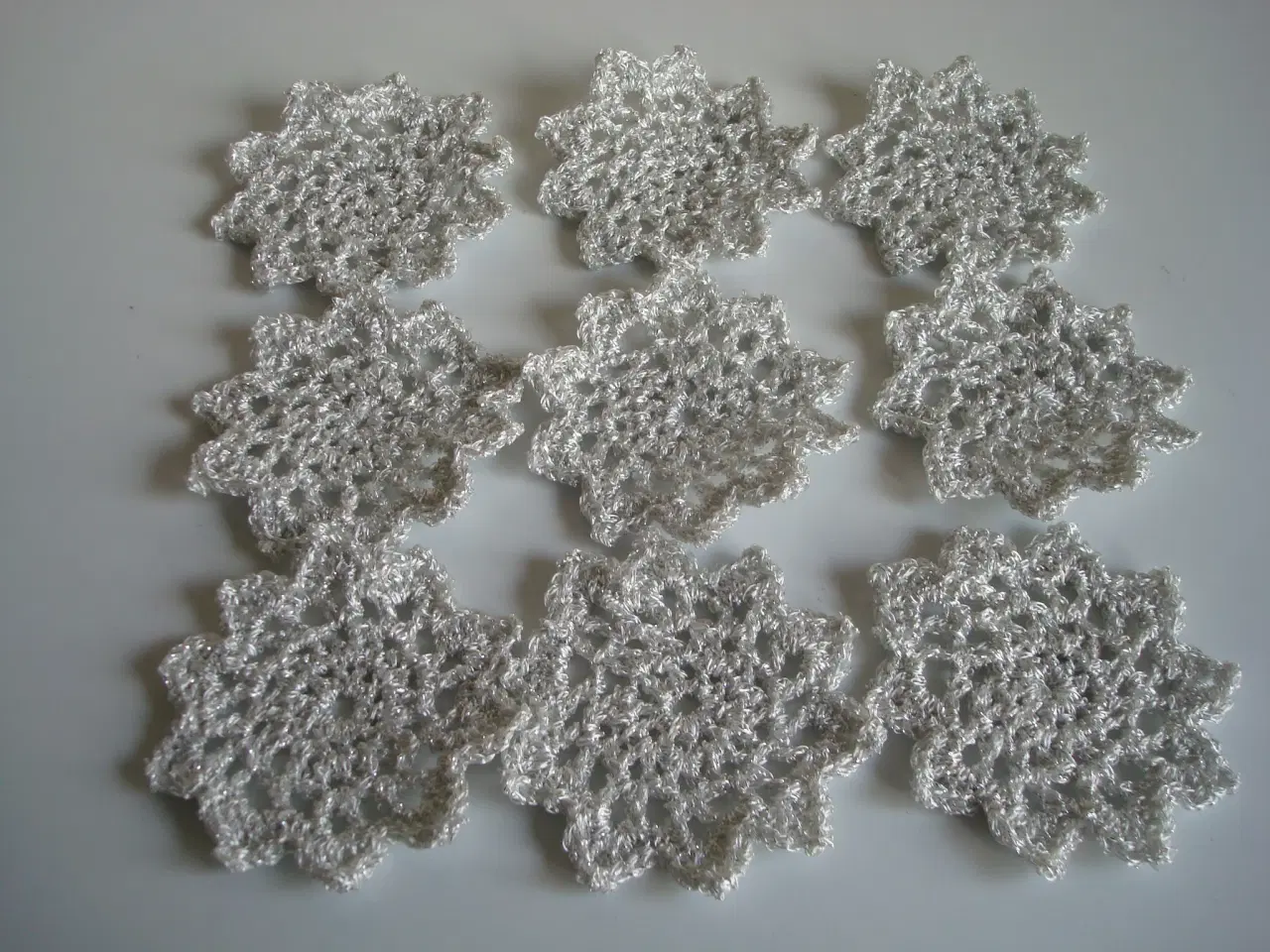 Billede 1 - Bordpynt dia. 8 cm sølv til jul / nytår hæklet