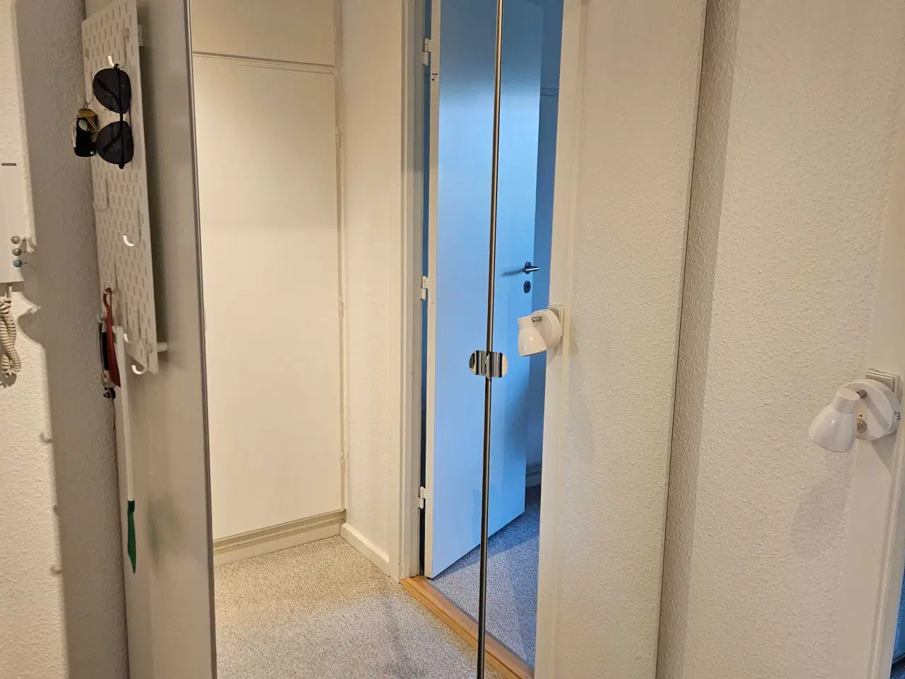 Billede 1 - Gaderobe/klædeskab. Med spejl skydelåger. 