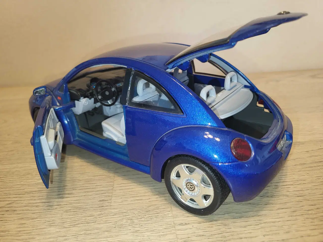 Billede 4 - Modelbil: VOLKSWAGEN NEW BEETLE 1998.  Skala 1/18.