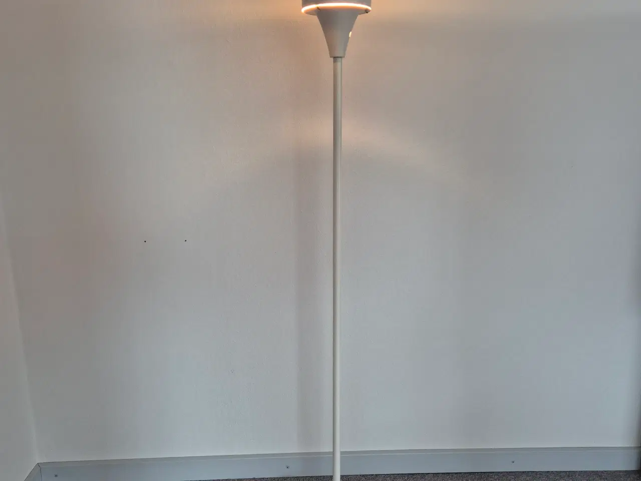 Billede 1 - Hvid gulvlampe med glasskærm