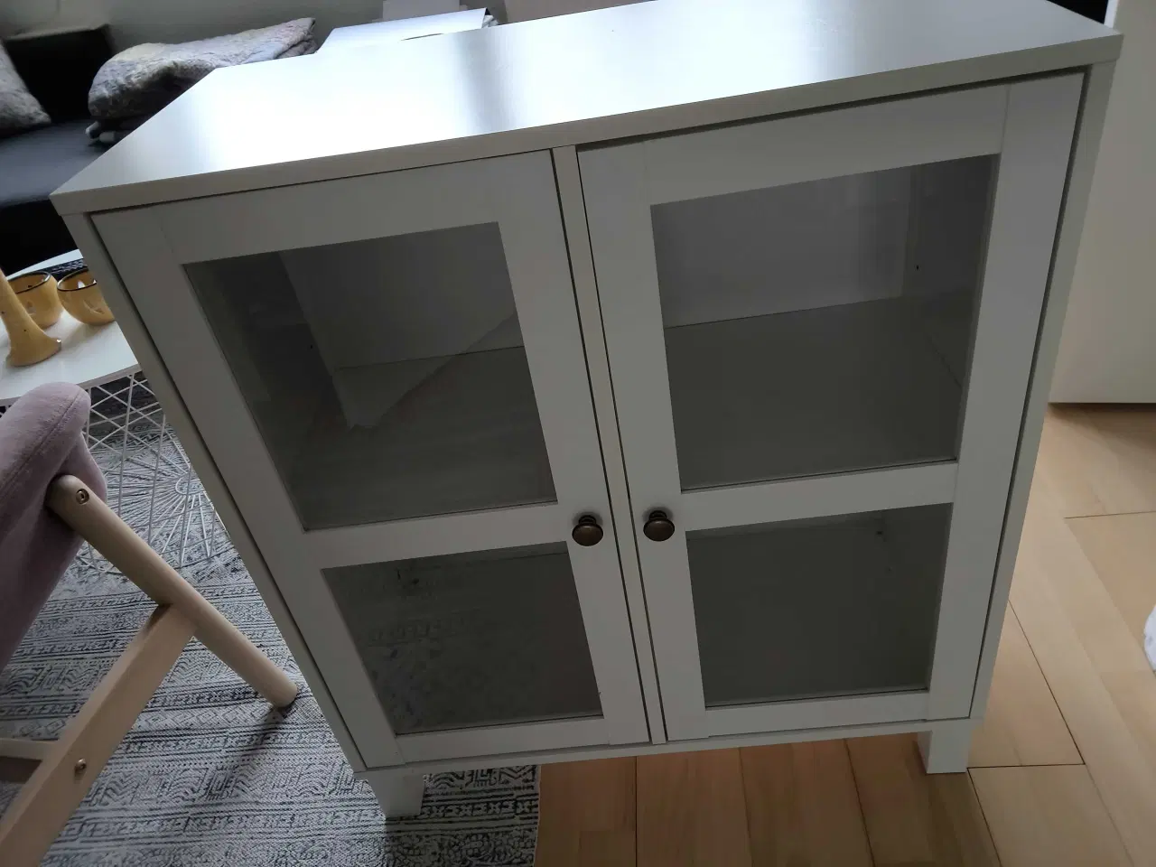 Billede 2 - Lille vitrineskab m. glaslåger