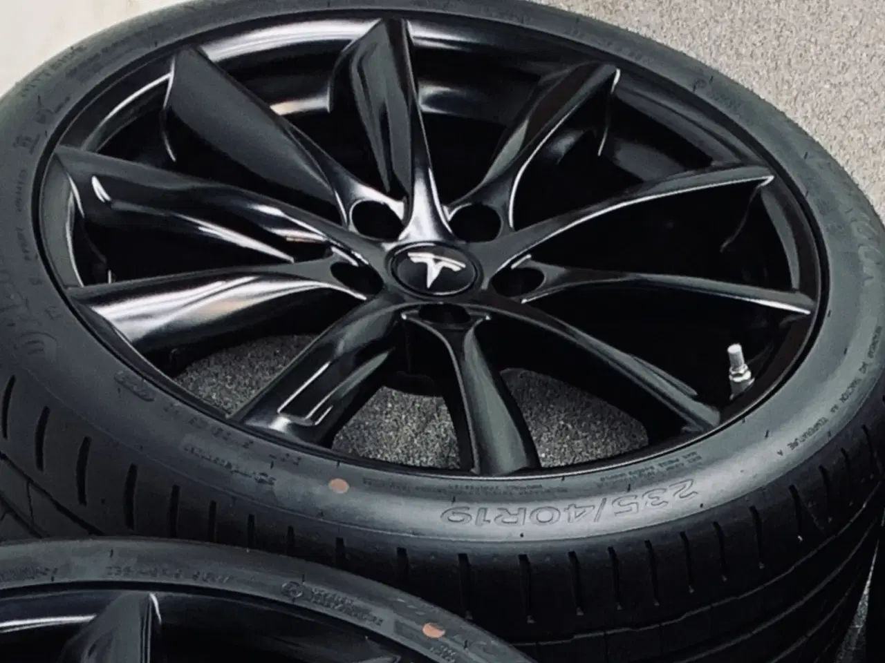 Billede 1 - 19", Tesla alufælge med sommerdæk