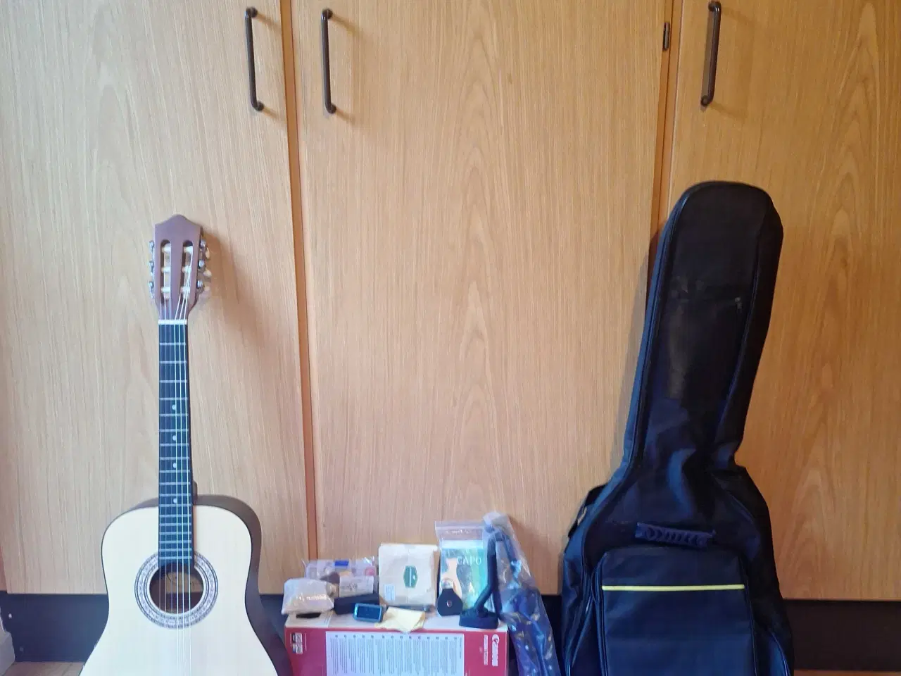 Billede 4 - Guitar venstrehåndet med  tilbehør 