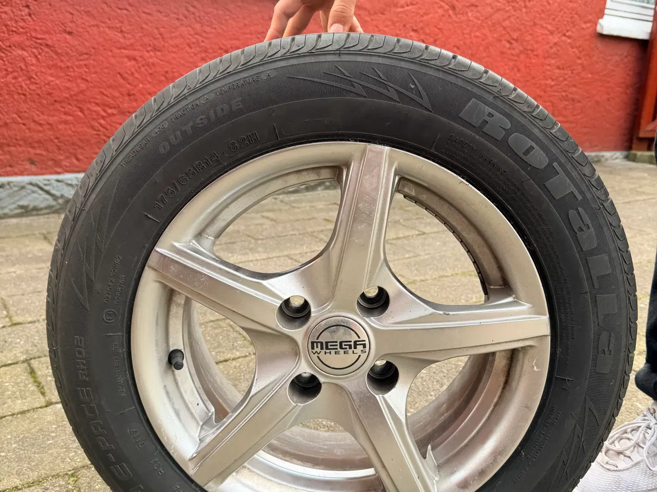 Billede 1 - 4 sommerdæk med alu fælge med fuldt mønster. 