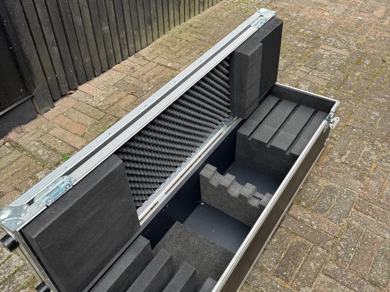 Billede 3 - Våbenkuffert til 3 våben, specialbygget flightcase