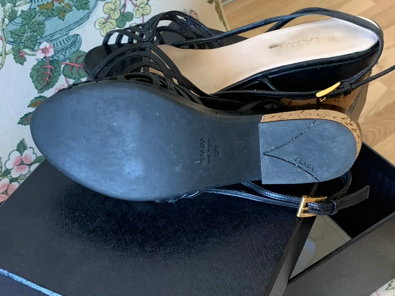Billede 4 - Prada sandaler i læder.