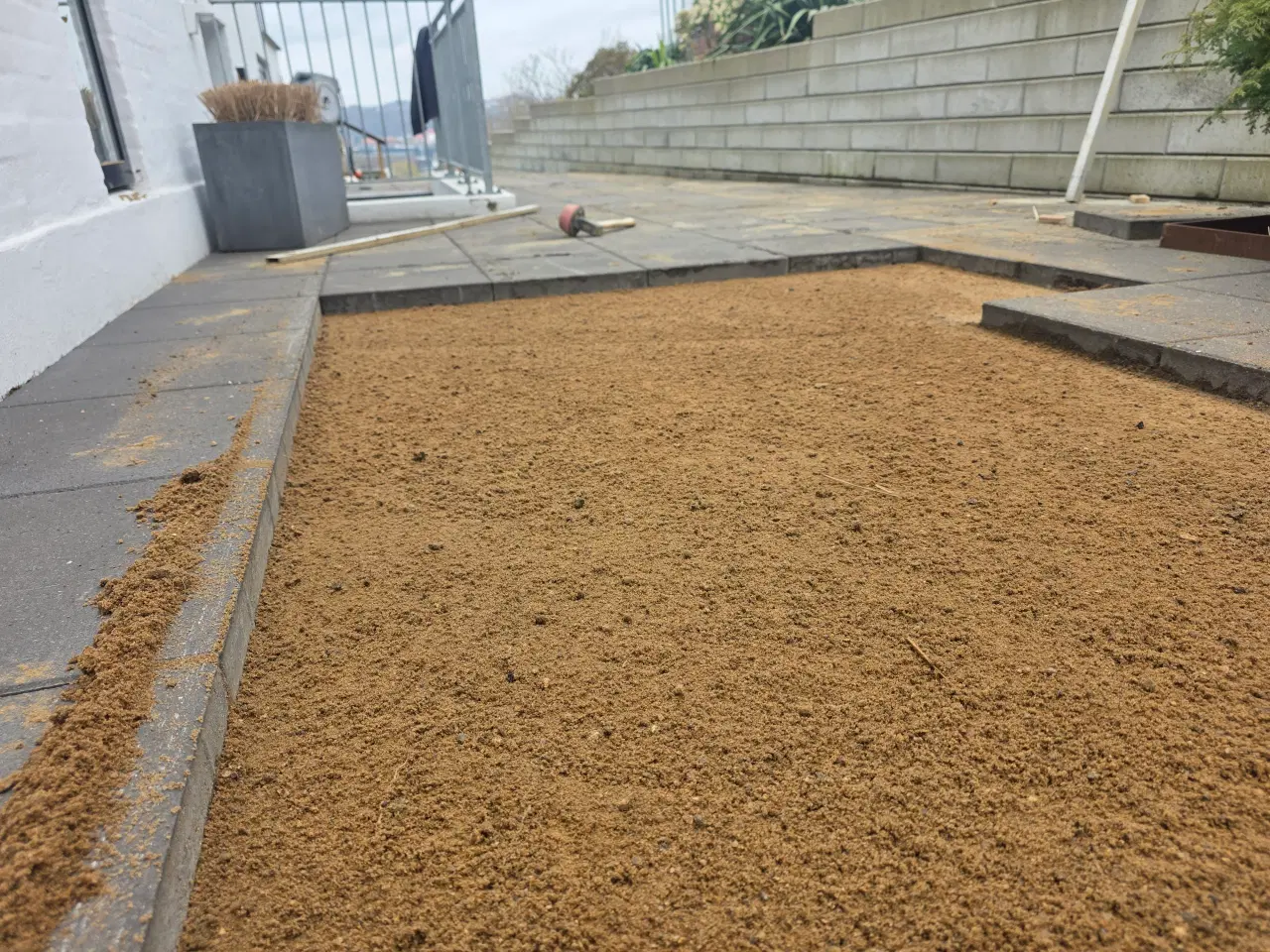 Billede 4 - Jeg udfører belægningsarbejde.