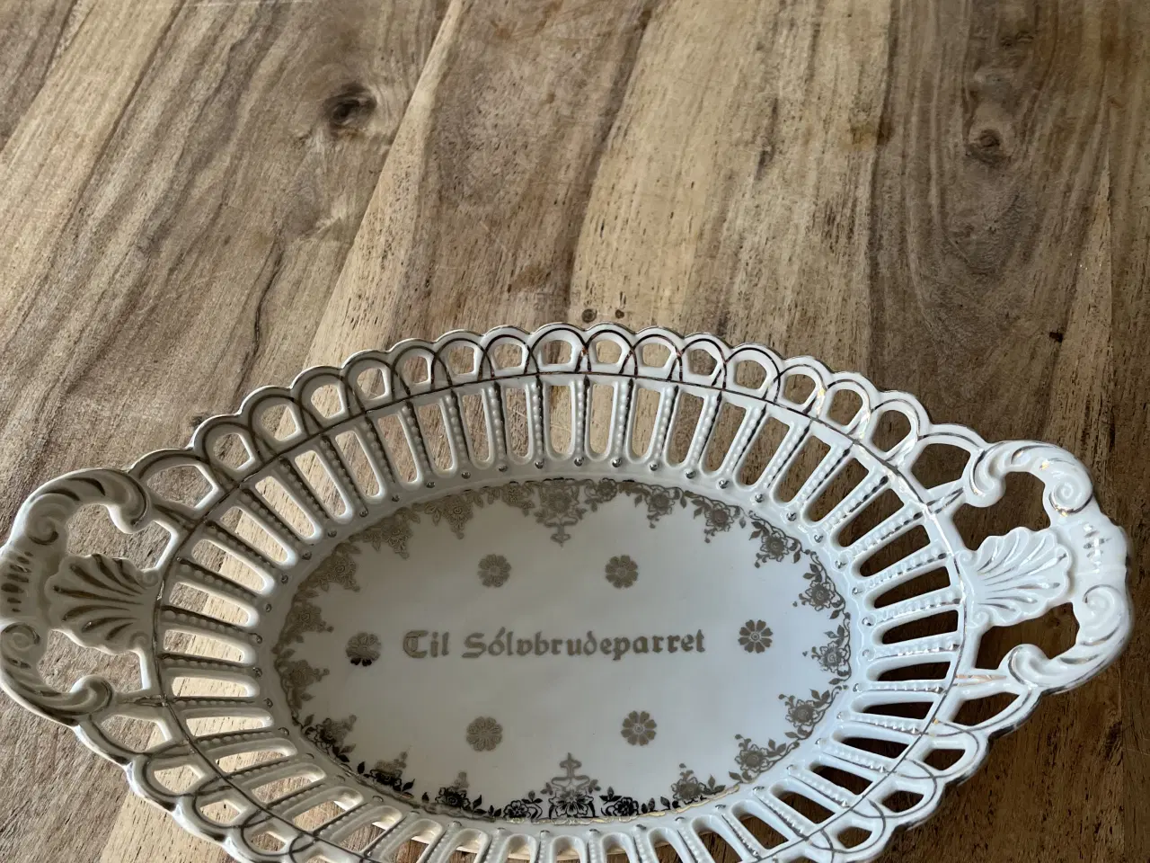 Billede 1 -  Hvidt porcelænsfad med blondekant 