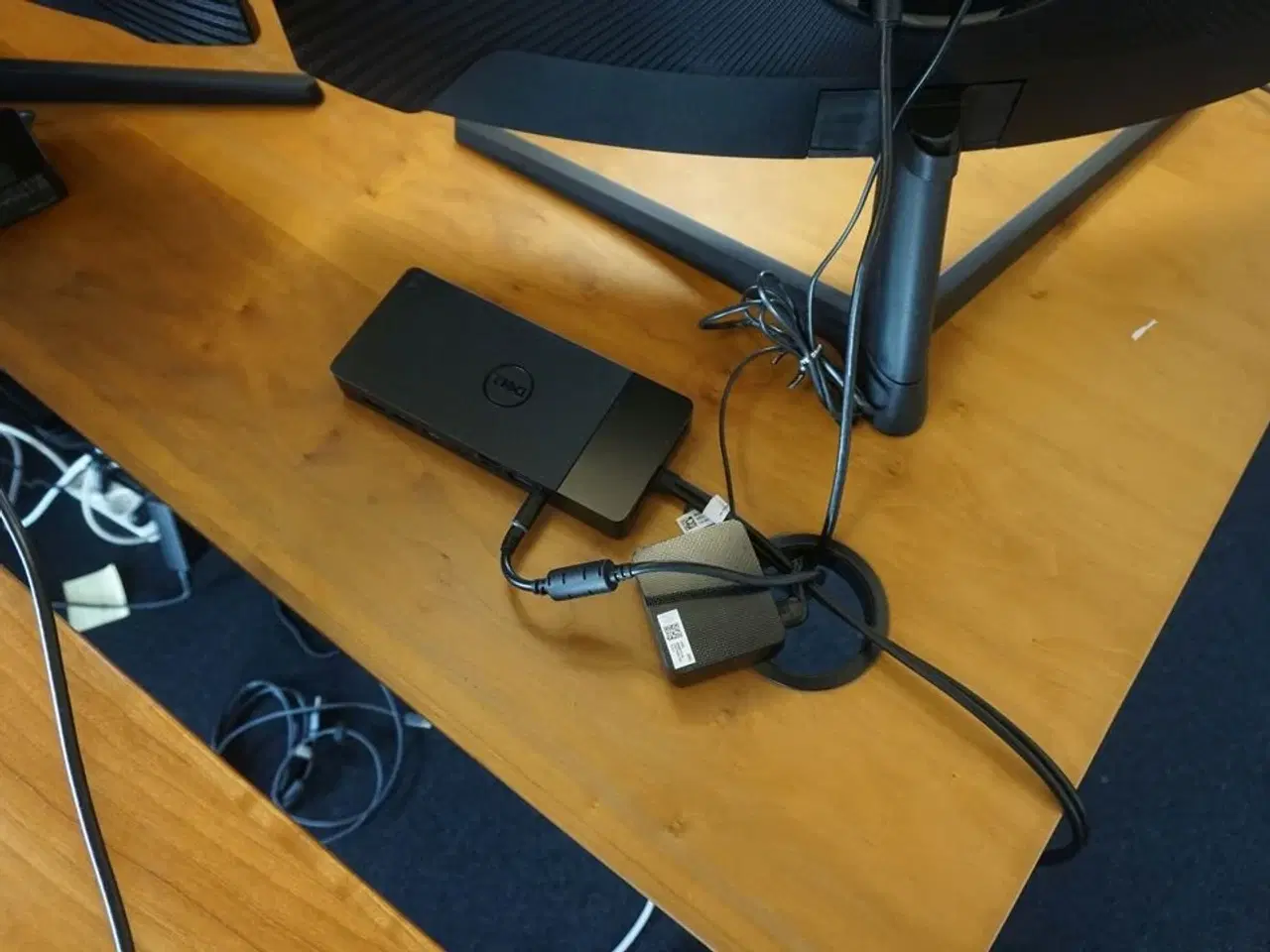 Billede 6 - 2 stk. skærme + tastatur, mus, headset & dockingstation