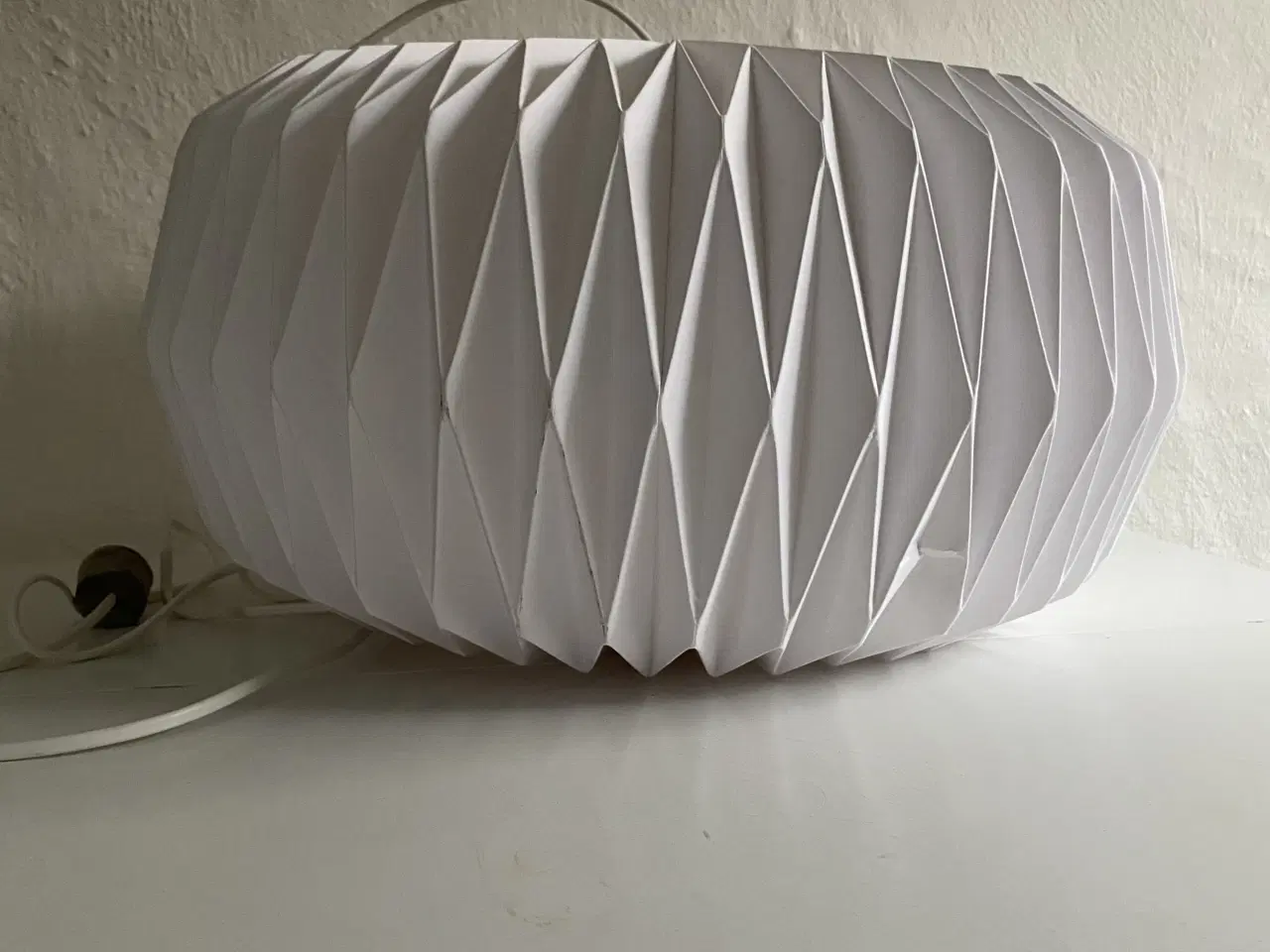 Billede 2 - Hvid foldet loftlampe
