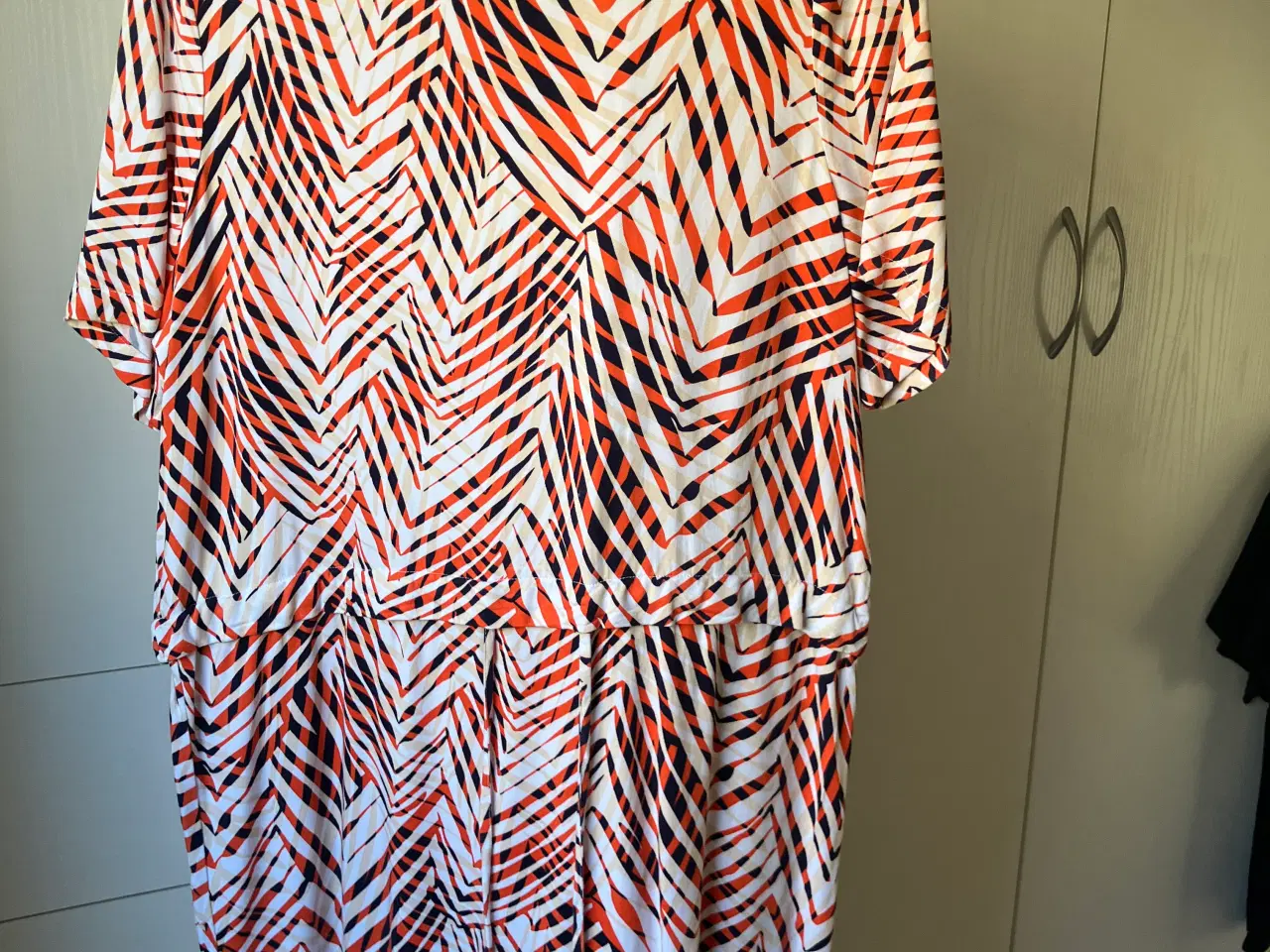 Billede 3 - Minimum ny viskose kjole/tunika i orang,hvid,sort