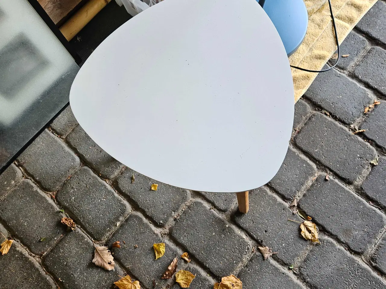 Billede 1 - Små borde, fine som sengebord.