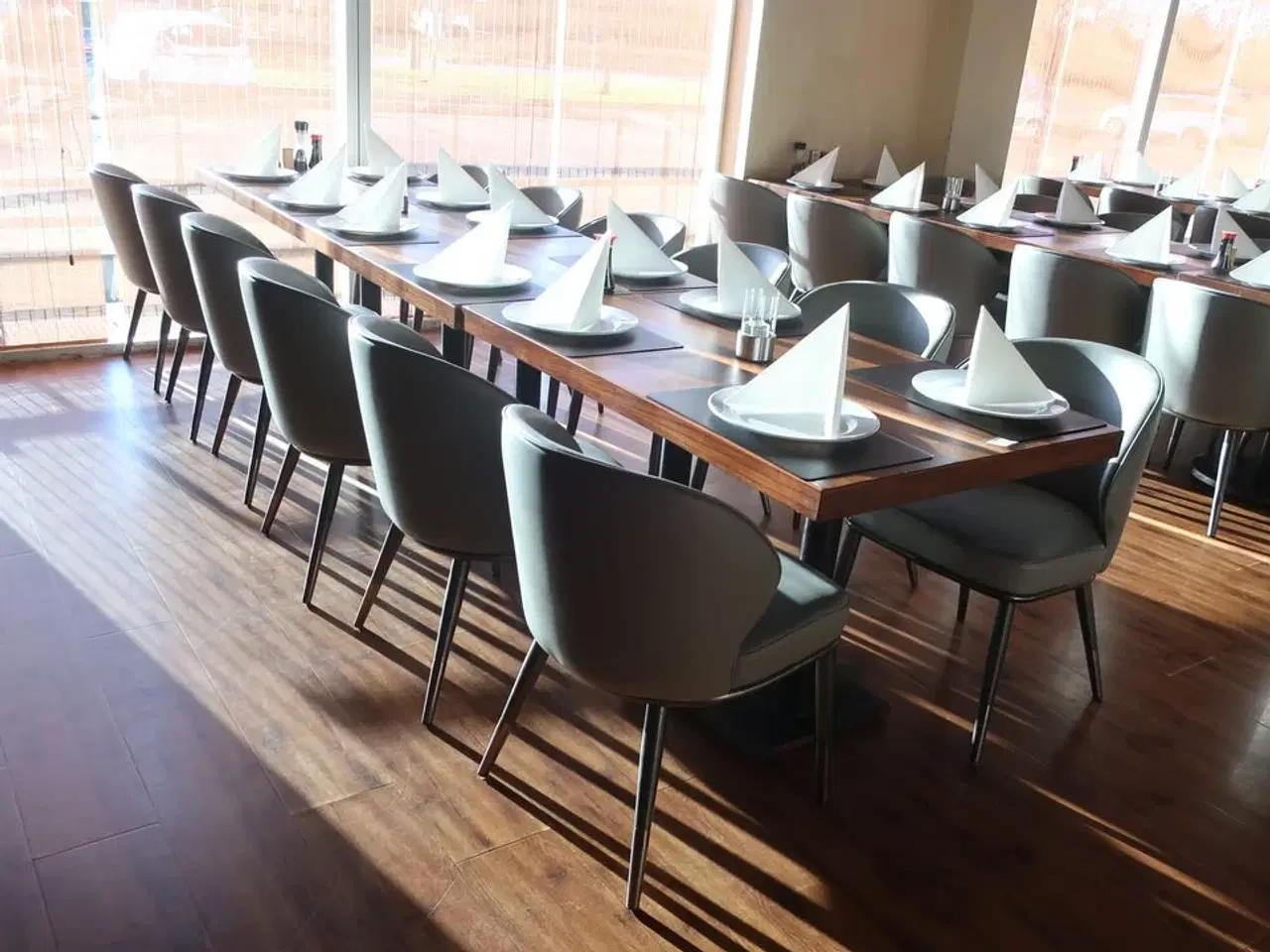 Billede 4 - Fire borde og 12 nye stole