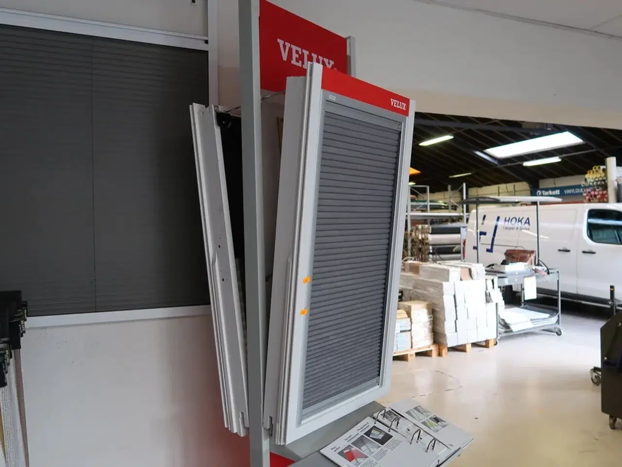 Billede 2 - Stativ med 2 stk. vinduer VELUX med gardiner