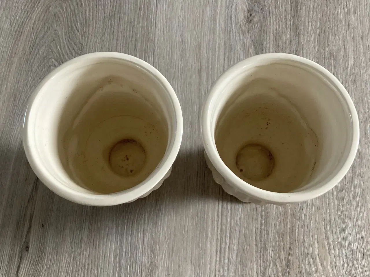 Billede 3 - 2 cremefarvede urtepotteskjulere på fod