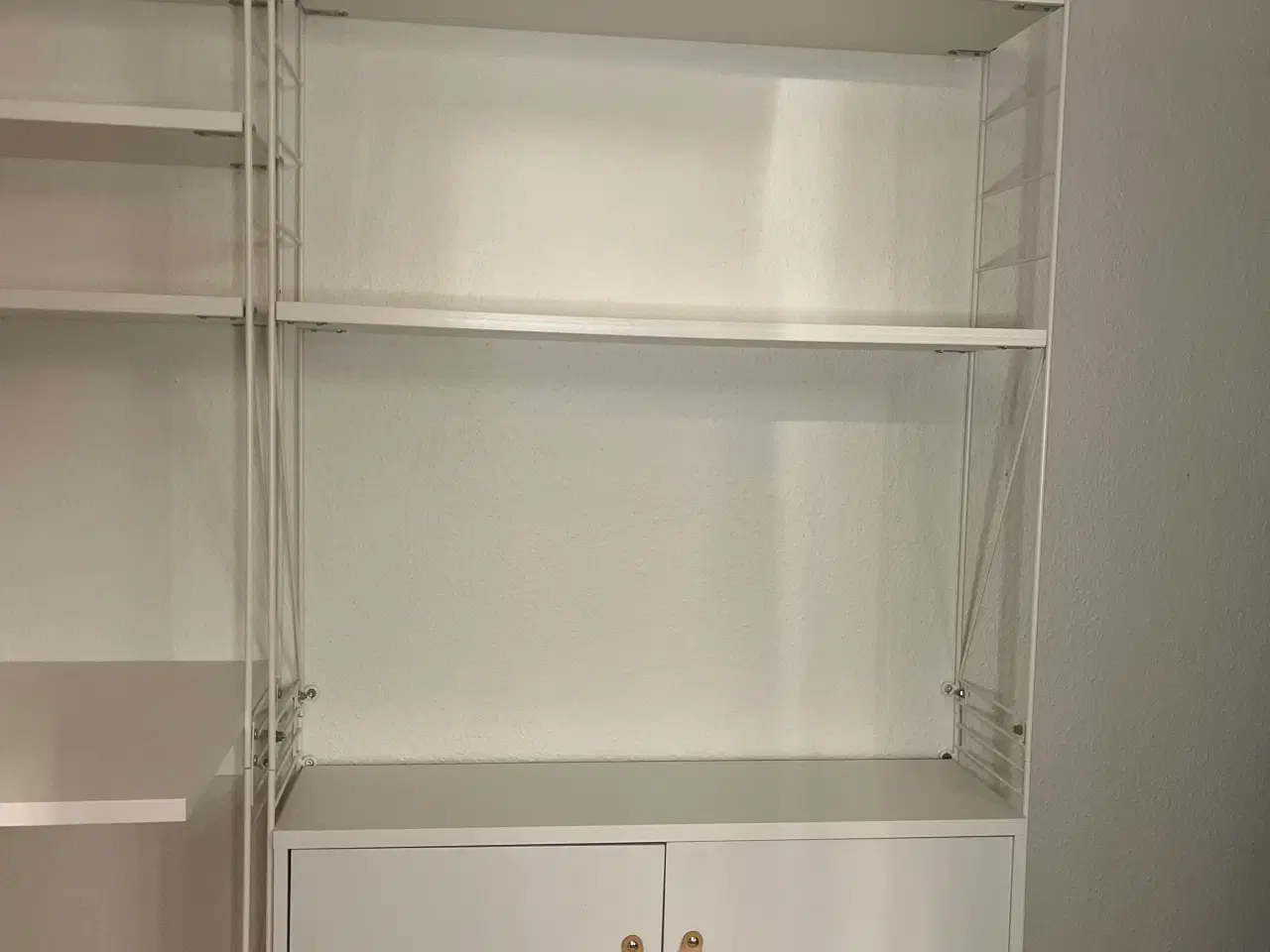 Billede 2 - Væghængt skrivebord og reol