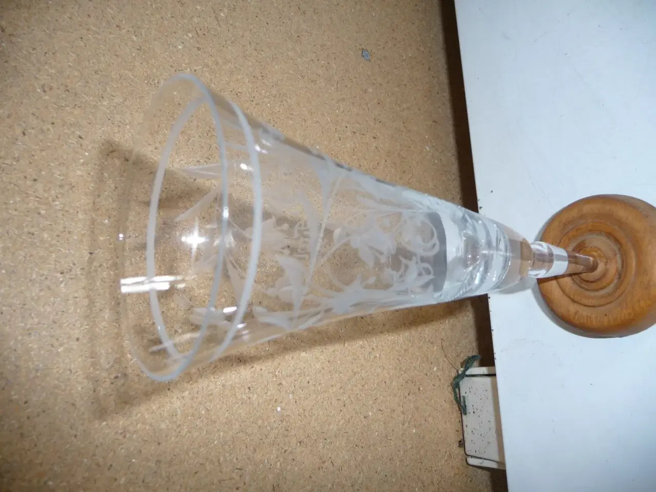Billede 4 - høj glas med træ fod, den er 19 cm høj.