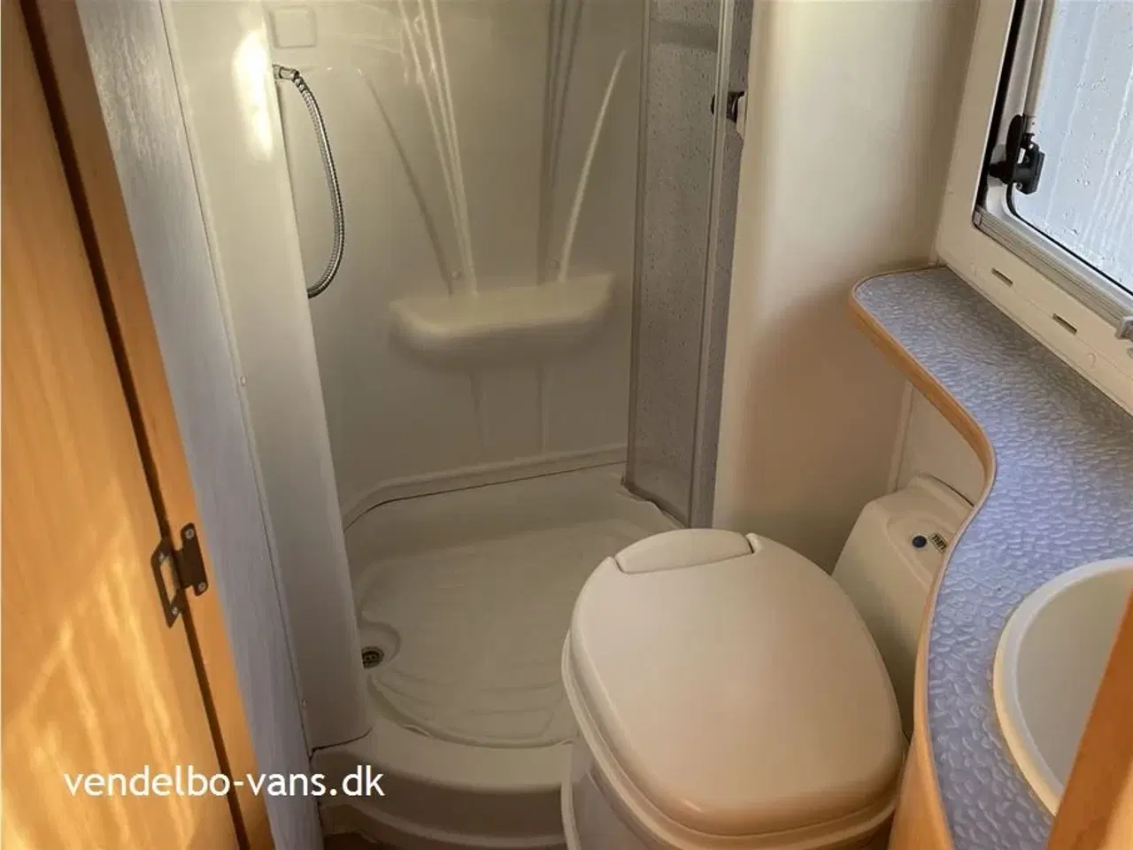 Billede 10 - 2005 - Chausson Welcome 85   Delintegreret autocamper med en populær indretning