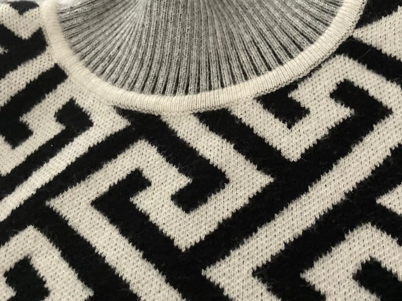 Billede 2 - Blød multifarvet sweater str. xs