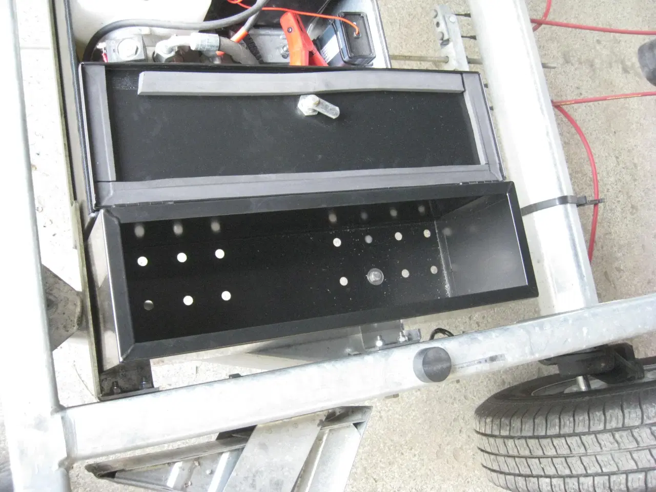 Billede 3 - Værktøjskasse sort stål med lås til trailer