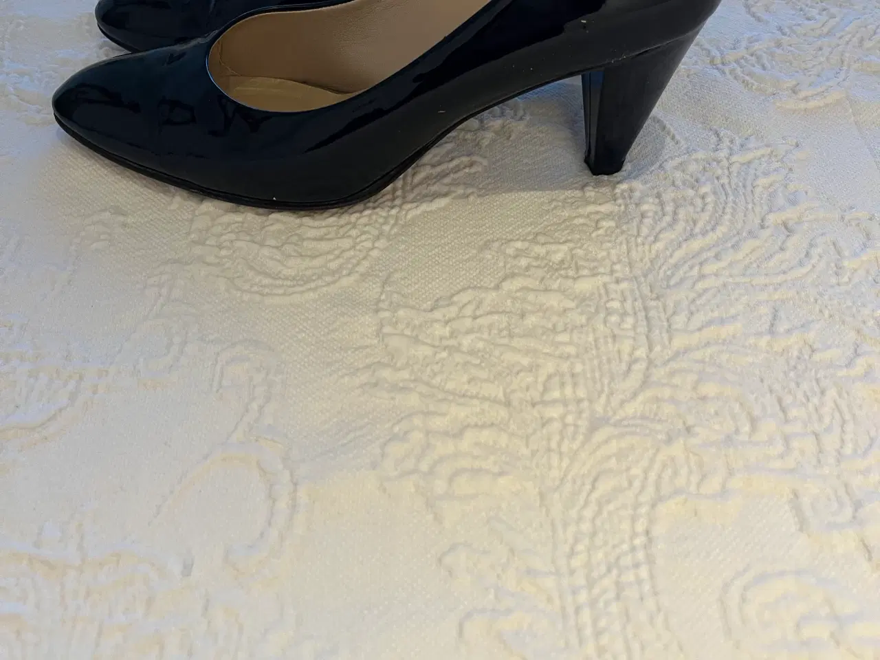 Billede 2 - Sort lak damesko med hæl 