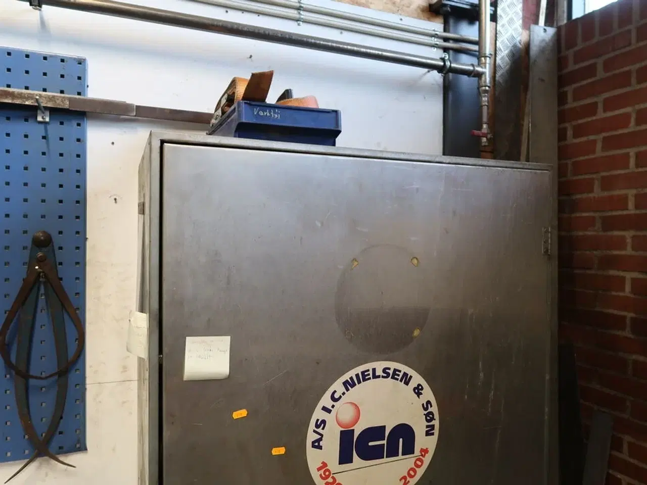 Billede 2 - Stålskab med div. Værktøj, plejemidler m.m.