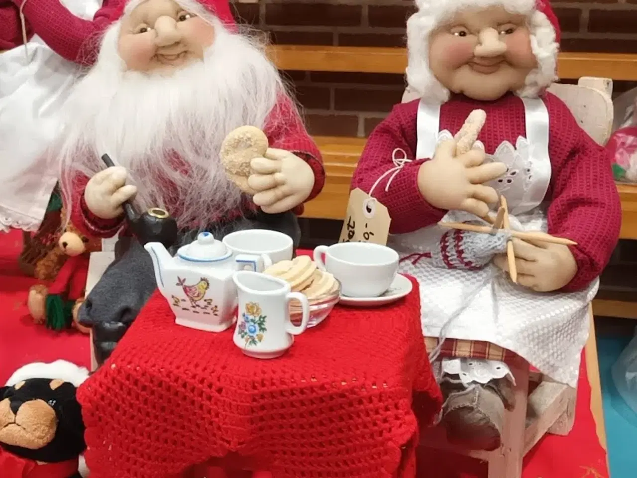 Billede 1 - Strømpenissepar hygger ved kaffebordet