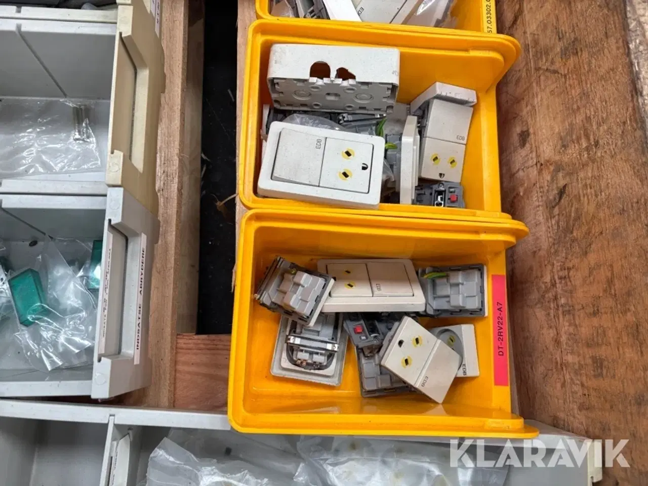 Billede 9 - Pærer og el-udstyr 3 paller