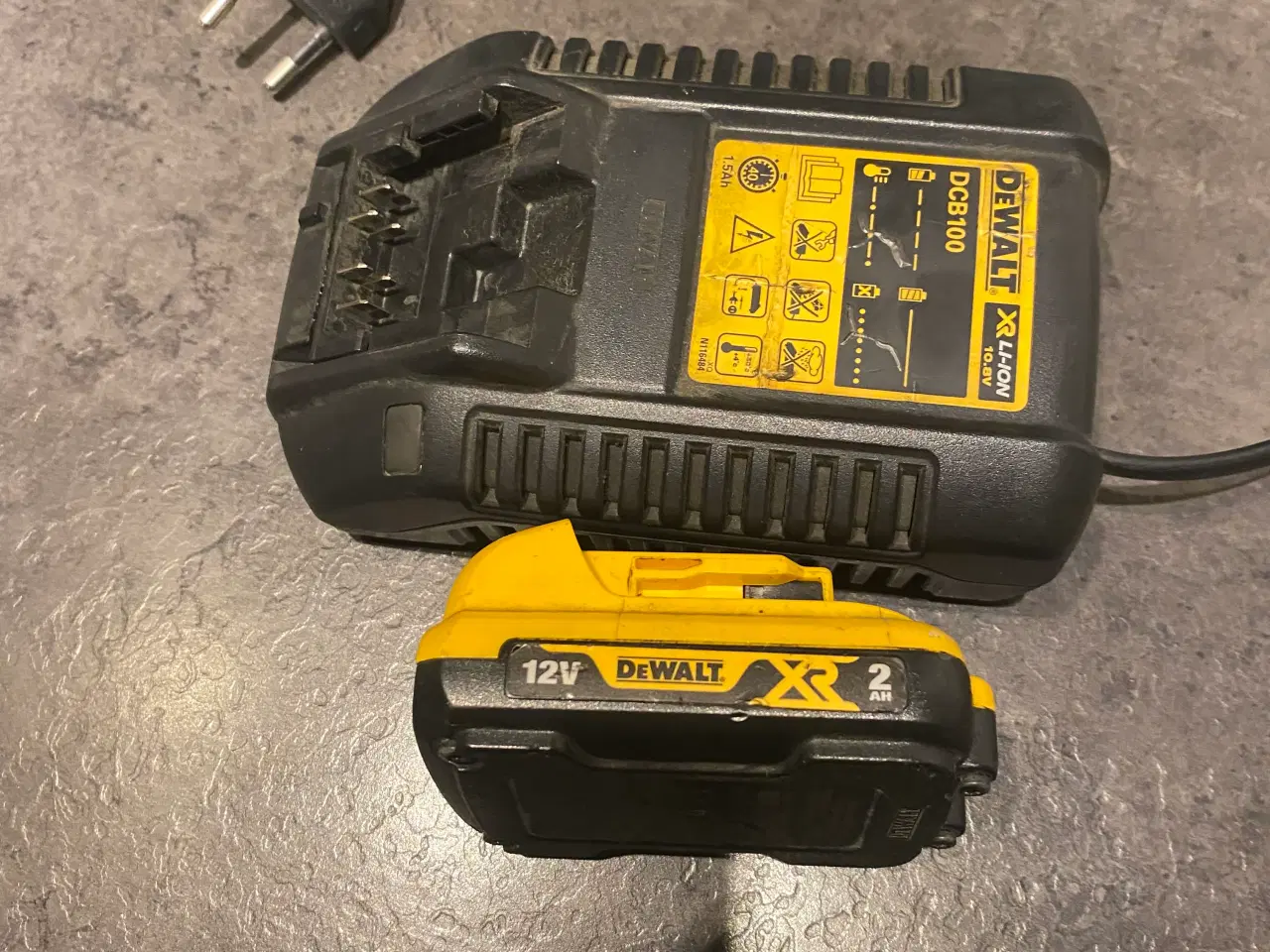 Billede 2 - DeWalt lader og badari sælges.