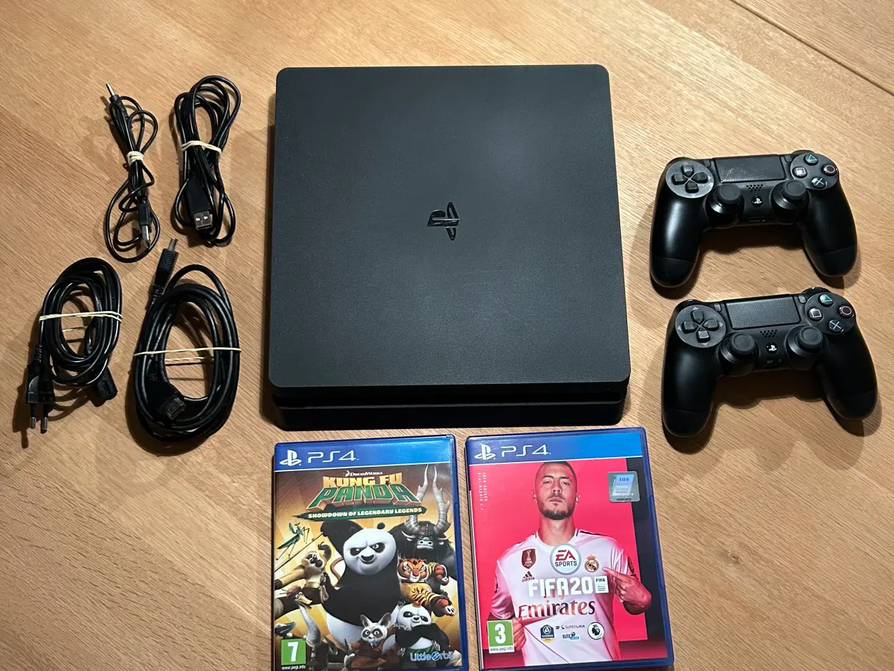 Billede 1 - Playstation 4 Slim med 2 controller + 2 spil 