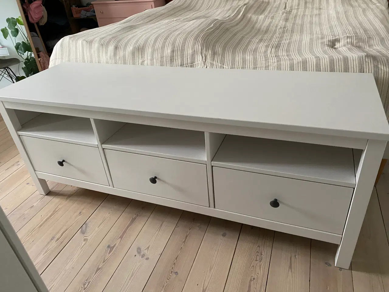 Billede 2 - HEMNES TV-bord hvidt