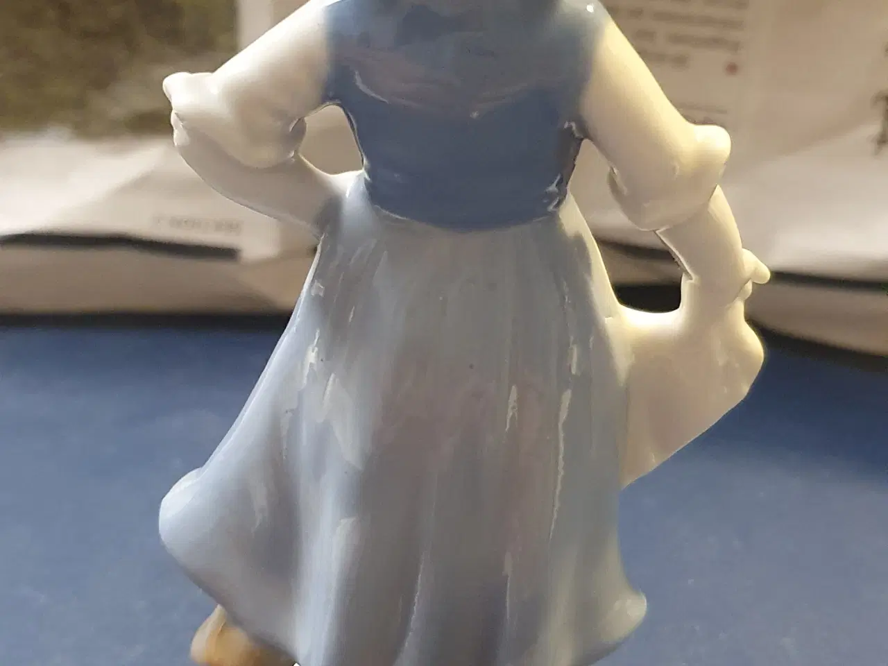 Billede 2 - Porcelænsfigur pige med forklæde
