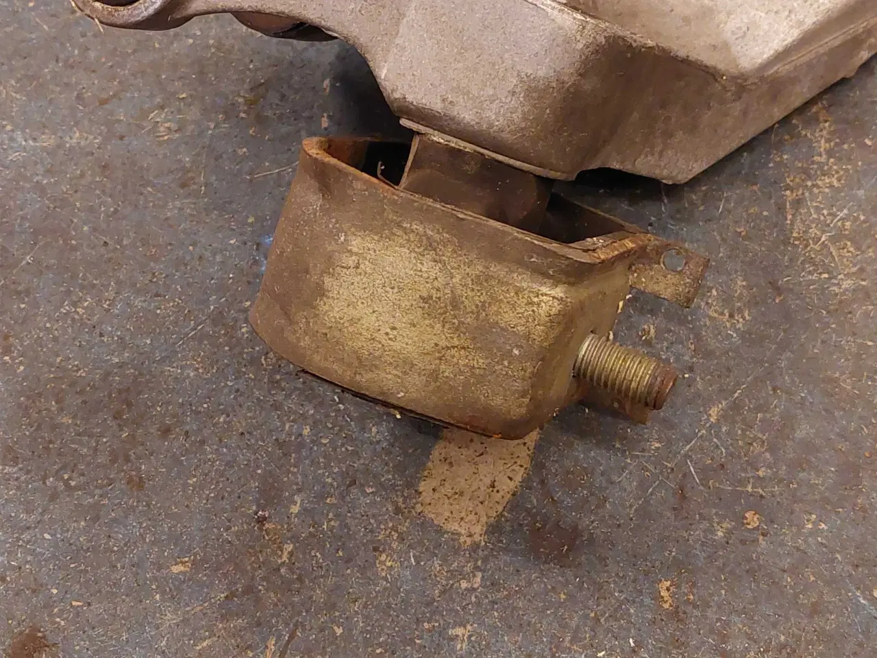 Billede 1 - 1 stk motorophæng og beslag